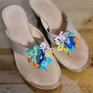 Ended Italian Shoemakers Beige Flower Embellished Wedge Sandal Size 7